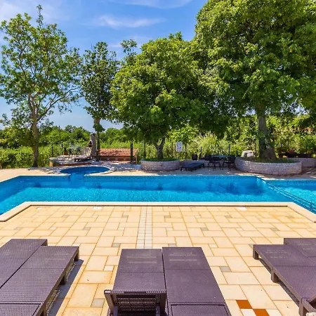 Peaceful In Pula With Swimming Pool * Valtura