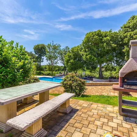 Peaceful In Pula With Swimming Pool