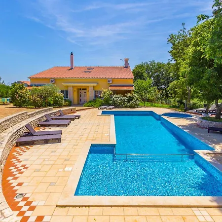 דירה Peaceful In Pula With Swimming Pool *