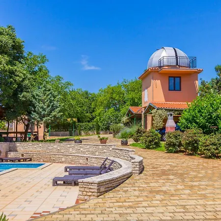Peaceful In Pula With Swimming Pool דירה Valtura