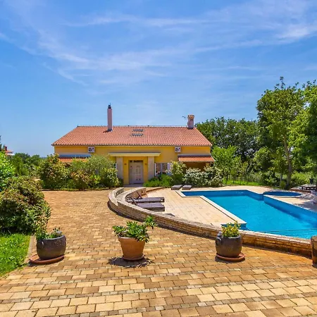דירה Peaceful In Pula With Swimming Pool