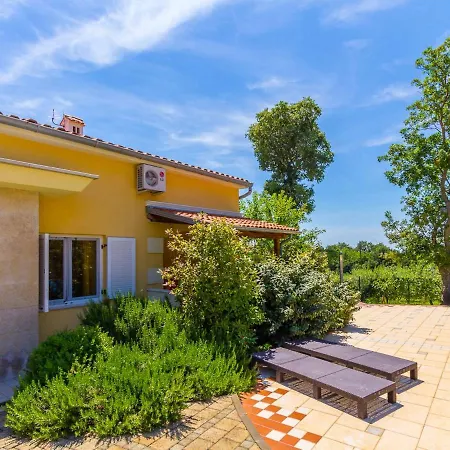 Peaceful In Pula With Swimming Pool Valtura