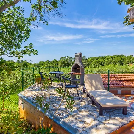 Peaceful In Pula With Swimming Pool * Valtura