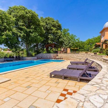 Peaceful In Pula With Swimming Pool Valtura
