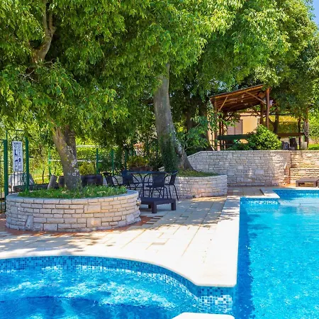 Peaceful In Pula With Swimming Pool דירה Valtura