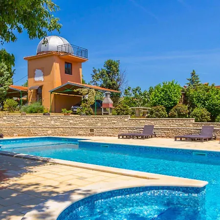 Peaceful In Pula With Swimming Pool דירה